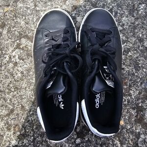 Adidas Black Sneaker sz. 5.5 womens
